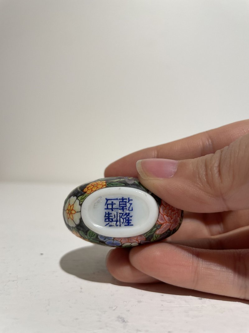 十九/二十世紀 白地套綠玻璃花鳥紋、淺綠地套三色玻璃蝶戀花紋、白地套藍玻璃行龍紋、玻璃胎畫琺琅花卉紋、多色玻璃葫蘆式、白地套墨黑玻璃印章紋鼻煙壺七件 其二⌈古月軒⌋藍料楷書款、⌈乾隆年製⌋青花楷書款 | SEVEN GLASS SNUFF BOTTLES - 图10