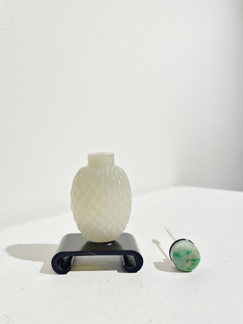 十八/十九世紀 白玉竹簍紋鼻煙壺、翡翠蓋 | A WHITE JADE 'WOVEN BASKET' SNUFF BOTTLE - 图12