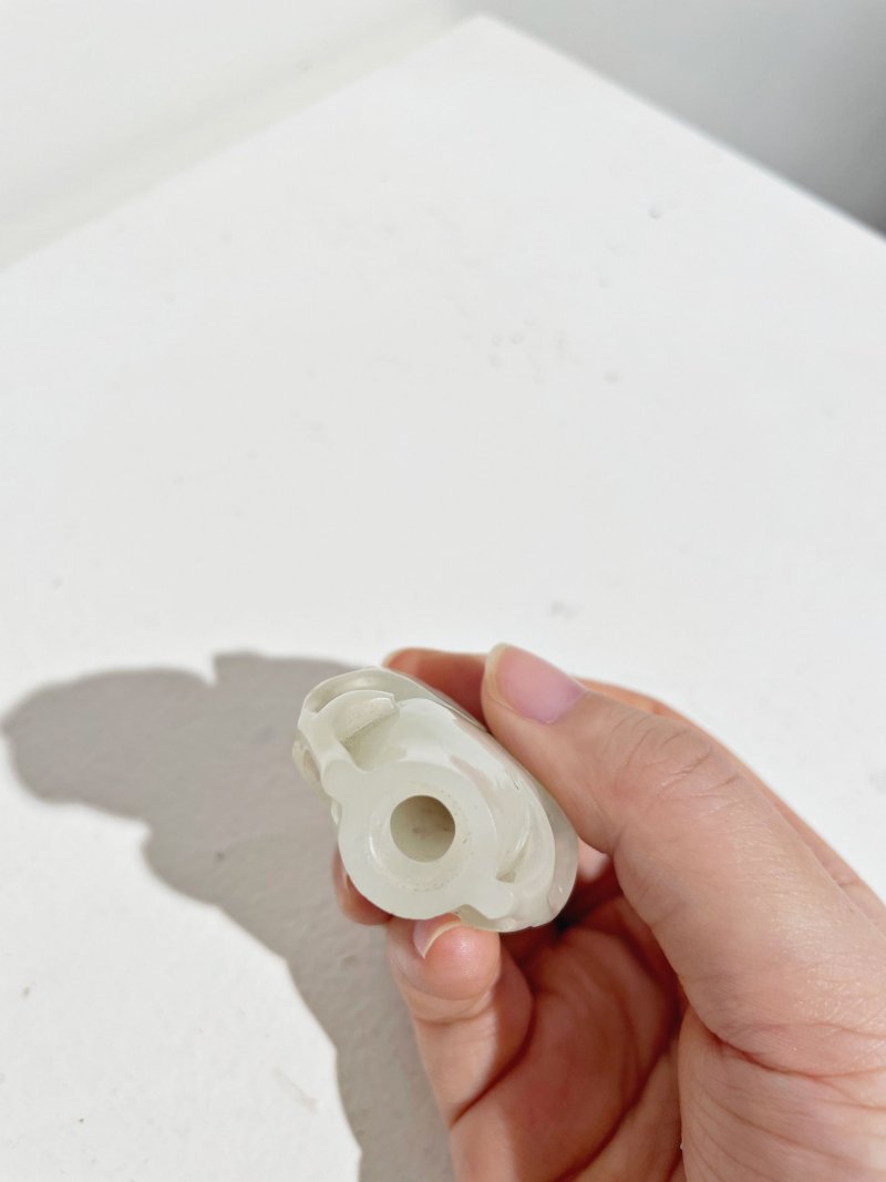 十九世紀 白玉葫蘆形鼻煙壺 | A WHITE JADE 'DOUBLE GOURD' SNUFF BOTTLE - 图15