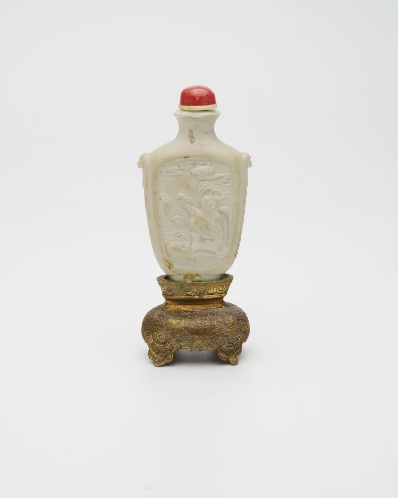 十九世紀 瓷胎模印局部施釉人物紋鼻煙壺、鎏金鳳紋座 | A MOULDED AND PARTIALLY GLAZED BISCUIT 'FIGURES' SNUFF BOTTLE - 图15