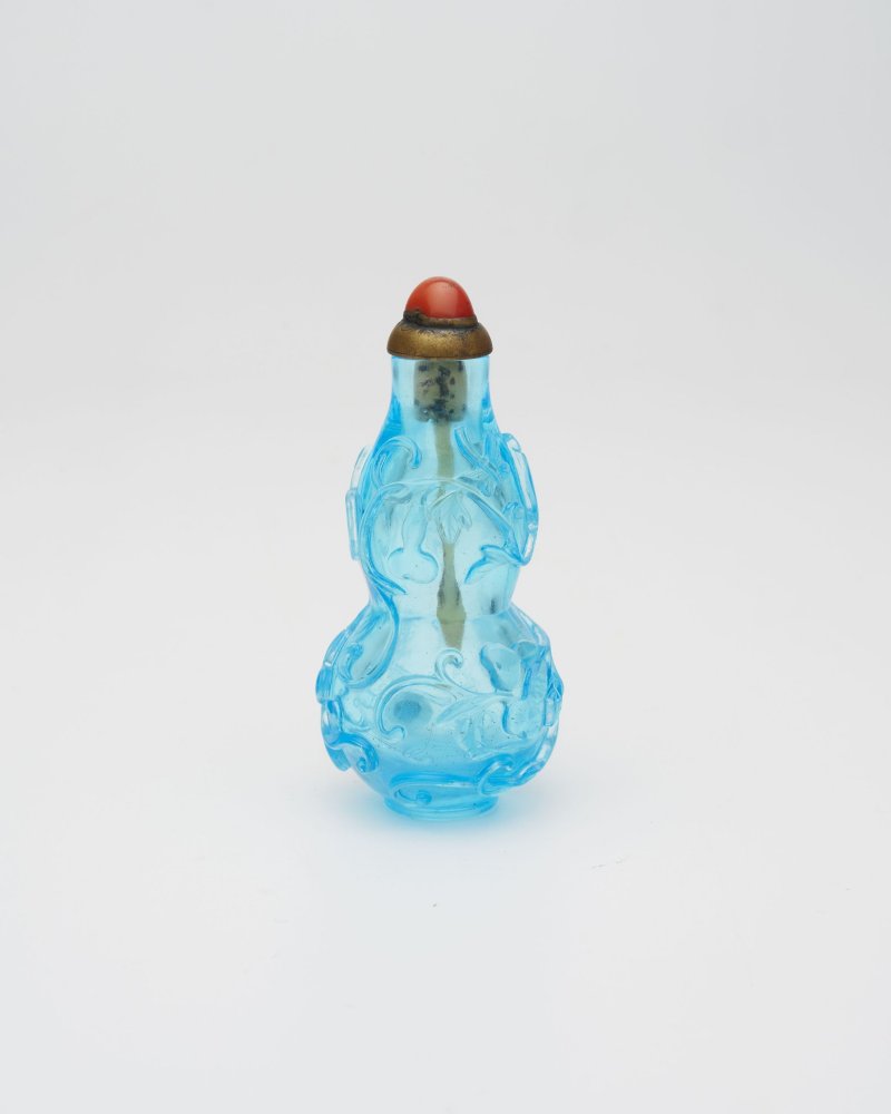 十八世紀中葉至十九世紀中葉 藍色玻璃花卉紋葫蘆形鼻煙壺 | A BLUE GLASS GOURD-SHAPED SNUFF BOTTLE - 图11