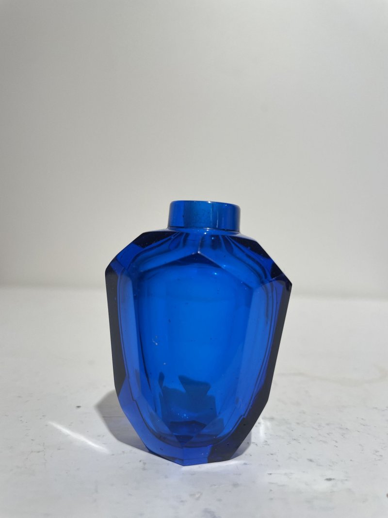 十八/十九世紀 藍玻璃磨花鼻煙壺 | A MULTI-FACETED BLUE GLASS SNUFF BOTTLE - 图16