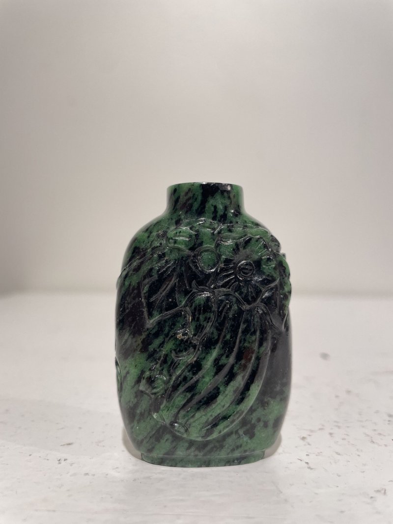 十九/二十世紀 碧玉⌈瓜瓞⌋、翡翠巧雕⌈連年有餘⌋、虎眼石⌈佛手⌋鼻煙壺三件 | A SPINACH JADE 'MELON', A JADEITE 'LOTUS' AND A TIGER'S EYE 'FINGER CITRON' SNUFF BOTTLES - 图17