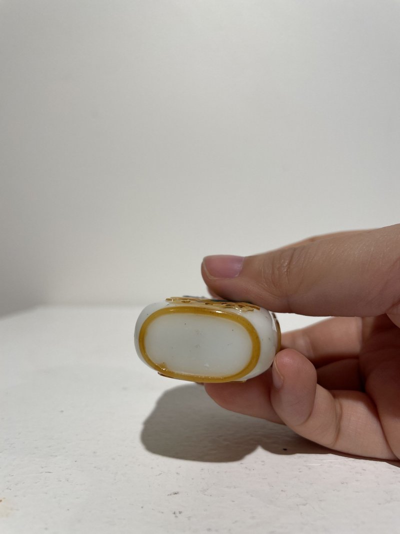 晚清 揚州作涅白地套四色玻璃⌈耄耋•博古⌋鼻煙壺 《正可》款 一八八四年作 | A MULTI-COLOUR OVERLAY MILKY GLASS SNUFF BOTTLE - 图7
