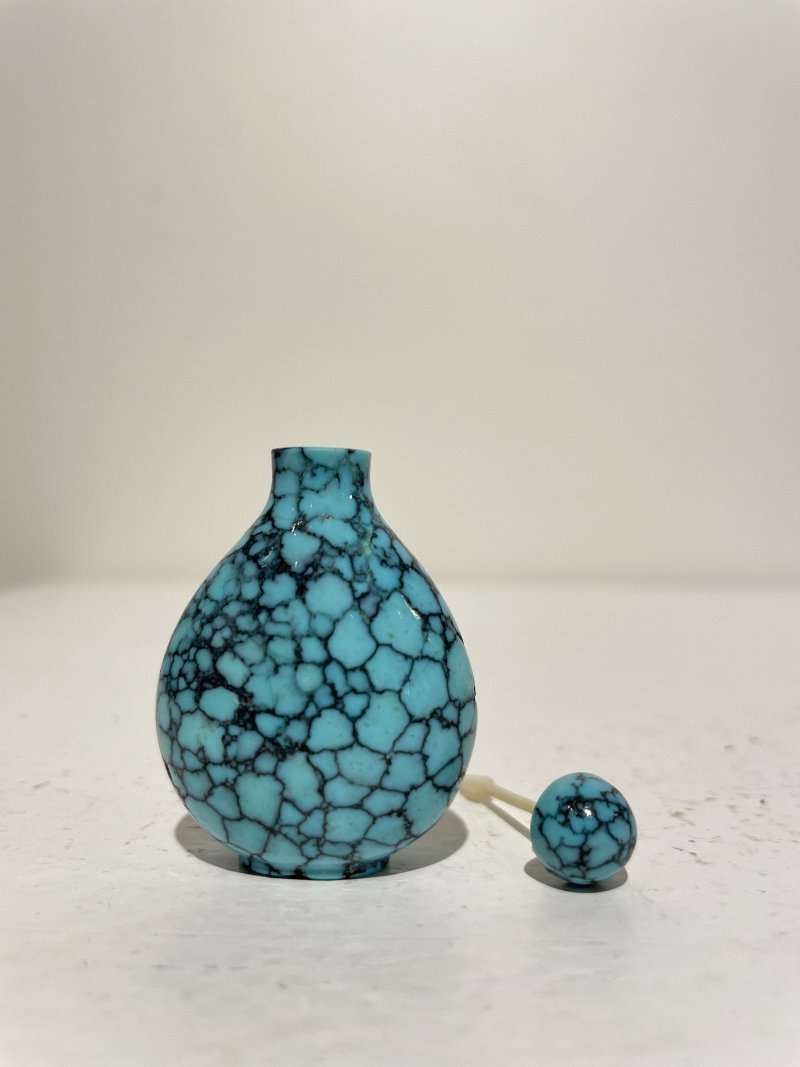 十九/二十世紀 抱子石、綠松石、水晶鼻煙壺三件 | A PUDDINGSTONE, A TURQUOISE, AND A ROCK CRYSTAL SNUFF BOTTLE - 图37
