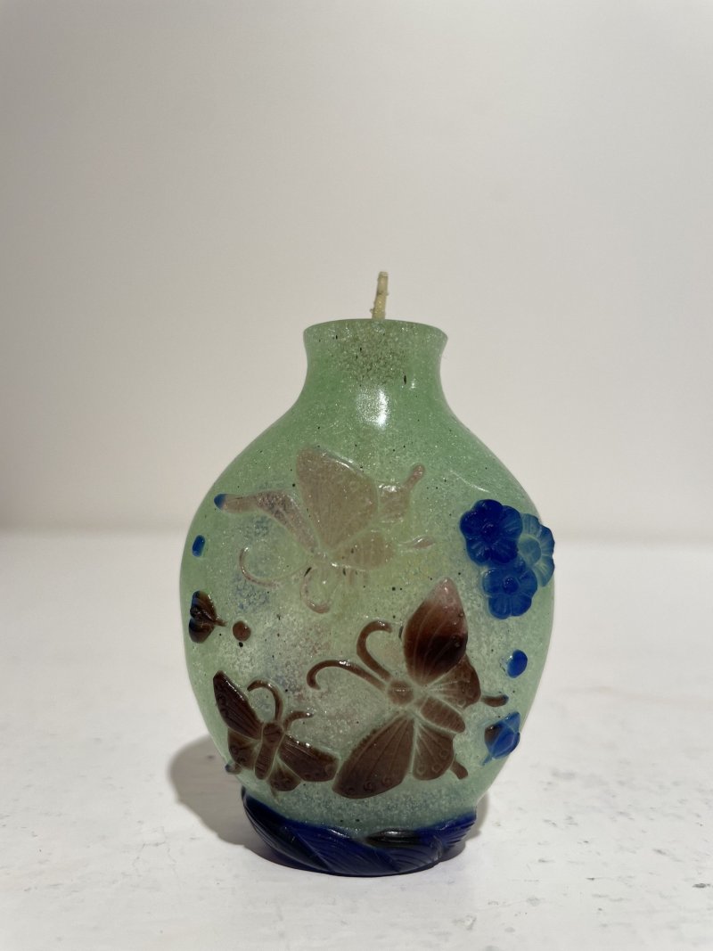 十九/二十世紀 白地套綠玻璃花鳥紋、淺綠地套三色玻璃蝶戀花紋、白地套藍玻璃行龍紋、玻璃胎畫琺琅花卉紋、多色玻璃葫蘆式、白地套墨黑玻璃印章紋鼻煙壺七件 其二⌈古月軒⌋藍料楷書款、⌈乾隆年製⌋青花楷書款 | SEVEN GLASS SNUFF BOTTLES - 图75