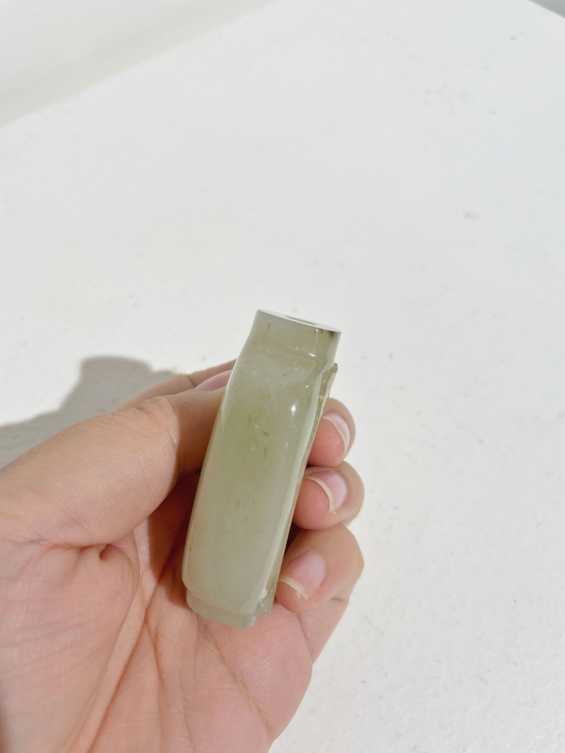 十九/二十世紀 白玉褐沁⌈百財⌋鼻煙壺 | A GREENISH WHITE JADE 'CABBAGE' SNUFF BOTTLE WITH RUSSET INCLUSION - 图6