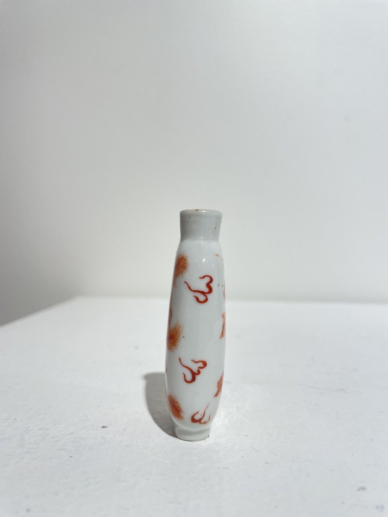 晚清 礬紅彩瑞獅紋鼻煙壺 | AN IRON-RED PAINTED 'BUDDHIST LIONS' SNUFF BOTTLE - 图9