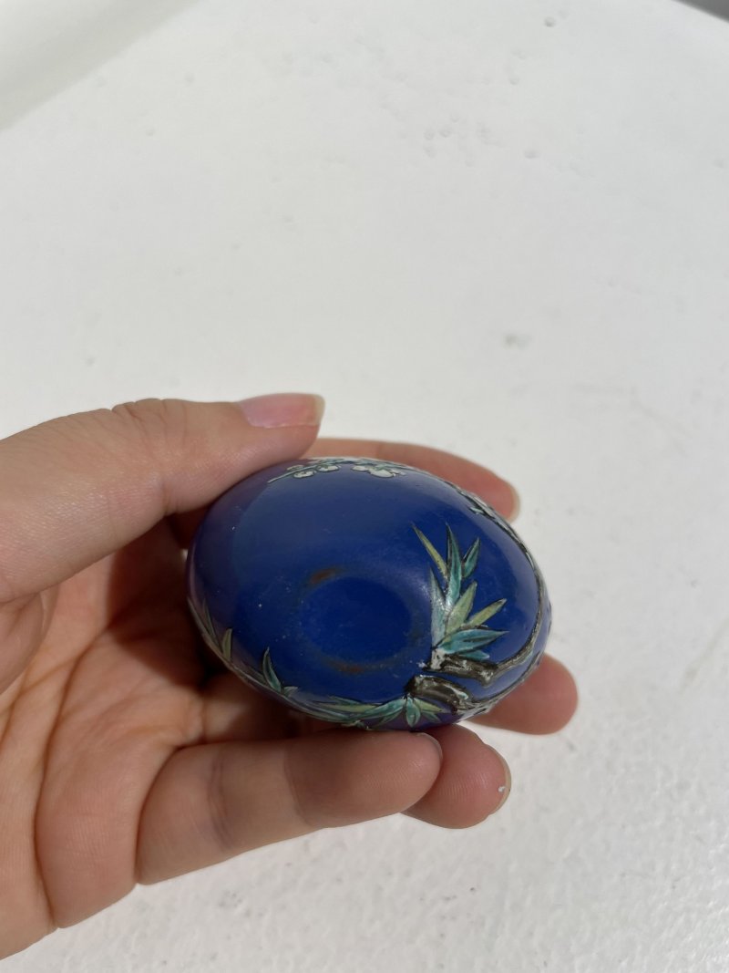 十九世紀 紫砂加彩藍地⌈喜上梅梢⌋鼻煙壺 | AN ENAMELLED YIXING 'MAGPIE' SNUFF BOTTLE - 图15