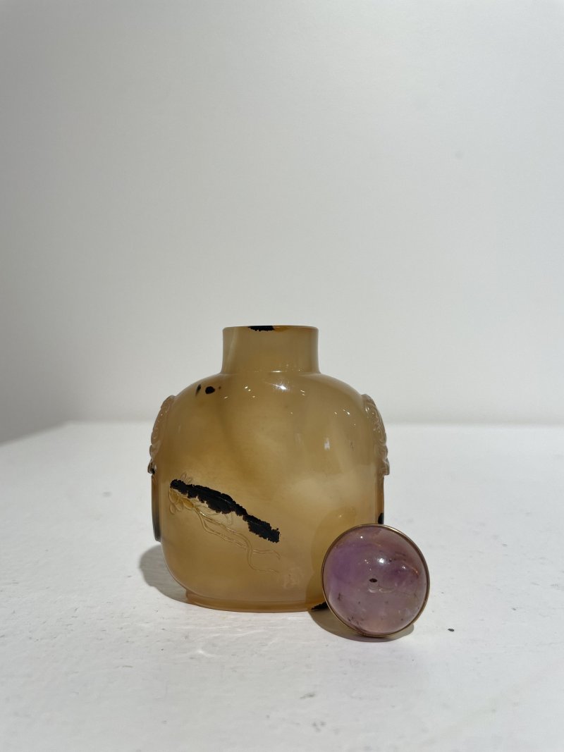 十九世紀 影瑪瑙⌈松鼠葡萄⌋鼻煙壺 | A SHADOW AGATE 'SQUIRREL AND GRAPES' SNUFF BOTTLE - 图9
