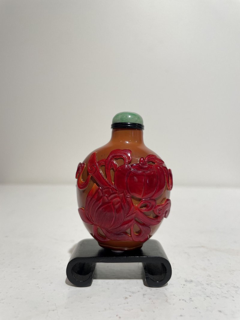 晚清至民國 琥珀套紅玻璃⌈瓜瓞綿綿⌋鼻煙壺、翡翠蓋 | A RED OVERLAY AMBER GLASS 'MELON AND LOTUS' SNUFF BOTTLE - 图10