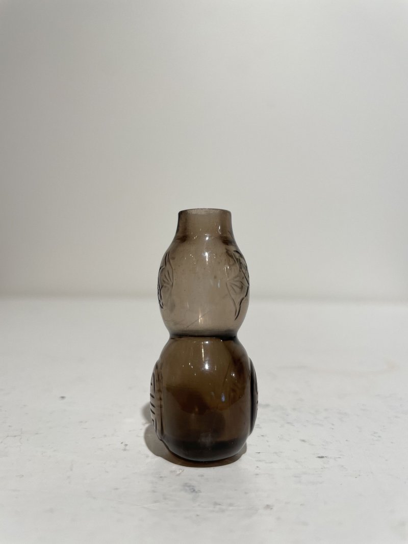 十九世紀 煙晶福壽葫蘆形鼻煙壺 | A SMOKEY CRYSTAL GOURD-SHAPED 'BAT AND SHOU CHARACTER' SNUFF BOTTLE - 图19
