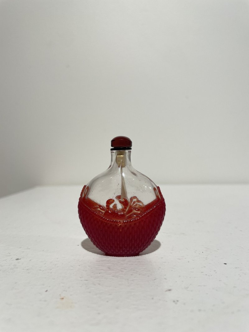 十九/二十世紀 透明地套紅玻璃簍蟹紋鼻煙壺 | A RED OVERLAY GLASS 'CRAB AND BASKET' SNUFF BOTTLE - 图9