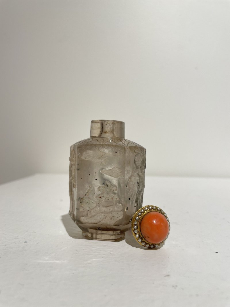 晚清至民國 煙晶六棱巧色花鳥紋鼻煙壺、珊瑚鑲（或）米珠蓋 | A HEXAGONAL SMOKY QUARTZ 'BIRDS AND LANDSCAPES' SNUFF BOTTLE - 图15