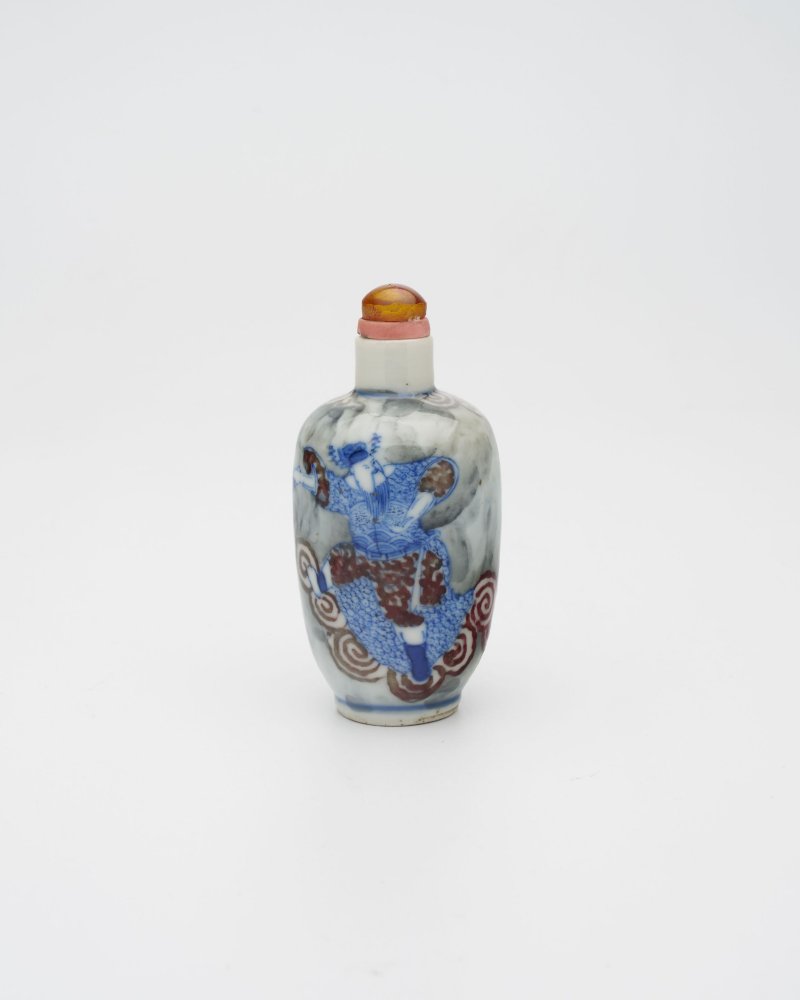 晚清 青花釉裏紅戲劇人物紋鼻煙壺 青花人物紋底款 | AN UNDERGLAZE-BLUE AND COPPER-RED 'FIGURES AMONG CLOUDS' SNUFF BOTTLE