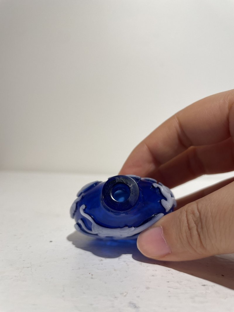 十九世紀 藍地套白玻璃十二生肖紋鼻煙壺 | A WHITE OVERLAY SAPPHIRE GLASS 'ZODIAC' SNUFF BOTTLE - 图16