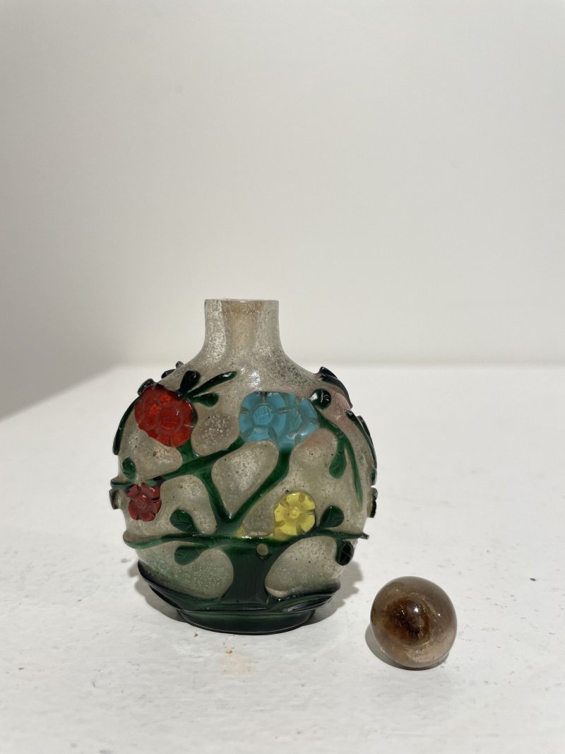 晚清至民國 霏雪地套五色玻璃花卉紋鼻煙壺 | A MULTI-COLOUR OVERLAY GLASS 'PLUM BLOSSOM' SNUFF BOTTLE - 图12