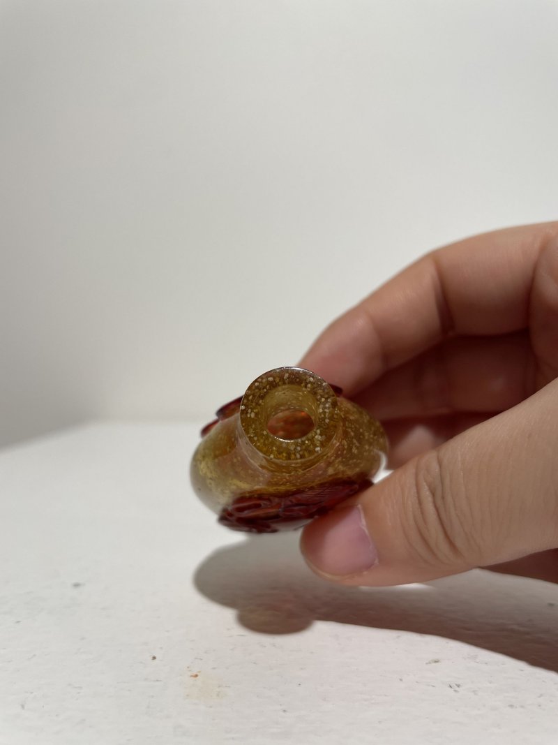 十八世紀中葉至十九世紀中葉 琥珀地套紅玻璃⌈福壽雙全⌋鼻煙壺、翡翠蓋 | A RED OVERLAY AMBER GLASS 'BAT AND PEACH' SNUFF BOTTLE - 图14