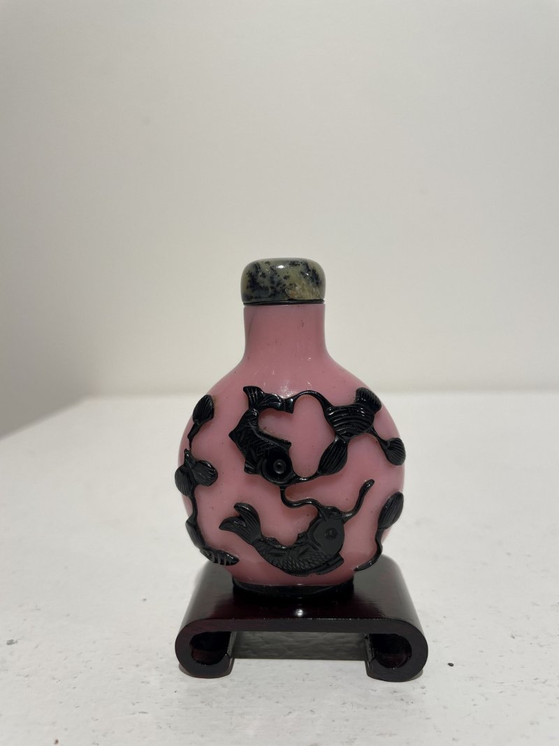 晚清至民國 粉地套黑玻璃⌈金玉滿堂⌋鼻煙壺 | A BLACK OVERLAY PINK GLASS 'GOLDFISH' SNUFF BOTTLE - 图14