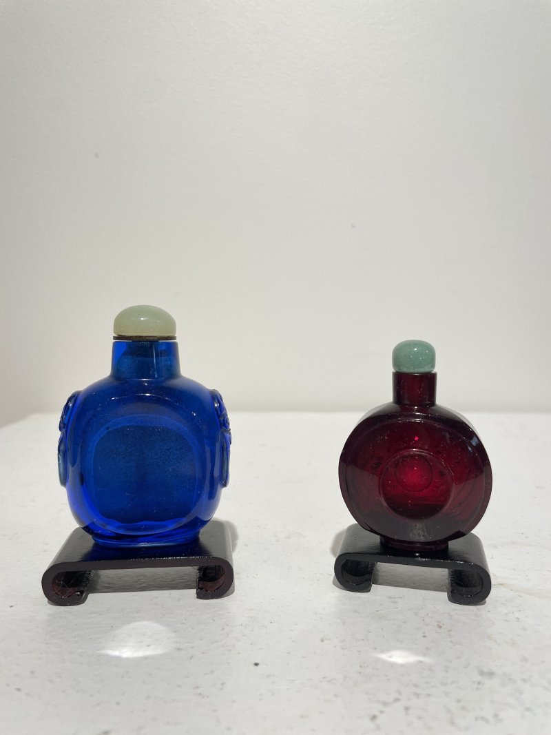 十九/二十世紀 寶石紅、藍玻璃鼻煙壺二件 | A RUBY-RED AND A BLUE GLASS SNUFF BOTTLES - 图18