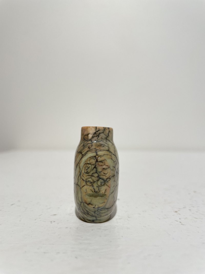 十九/二十世紀 青金石、碧玉、瑪瑙、硬石、雙色料仿綠松石鼻煙壺五件及鼻煙碟一件 | FIVE SNUFF BOTTLES AND A SNUFF DISH - 图75
