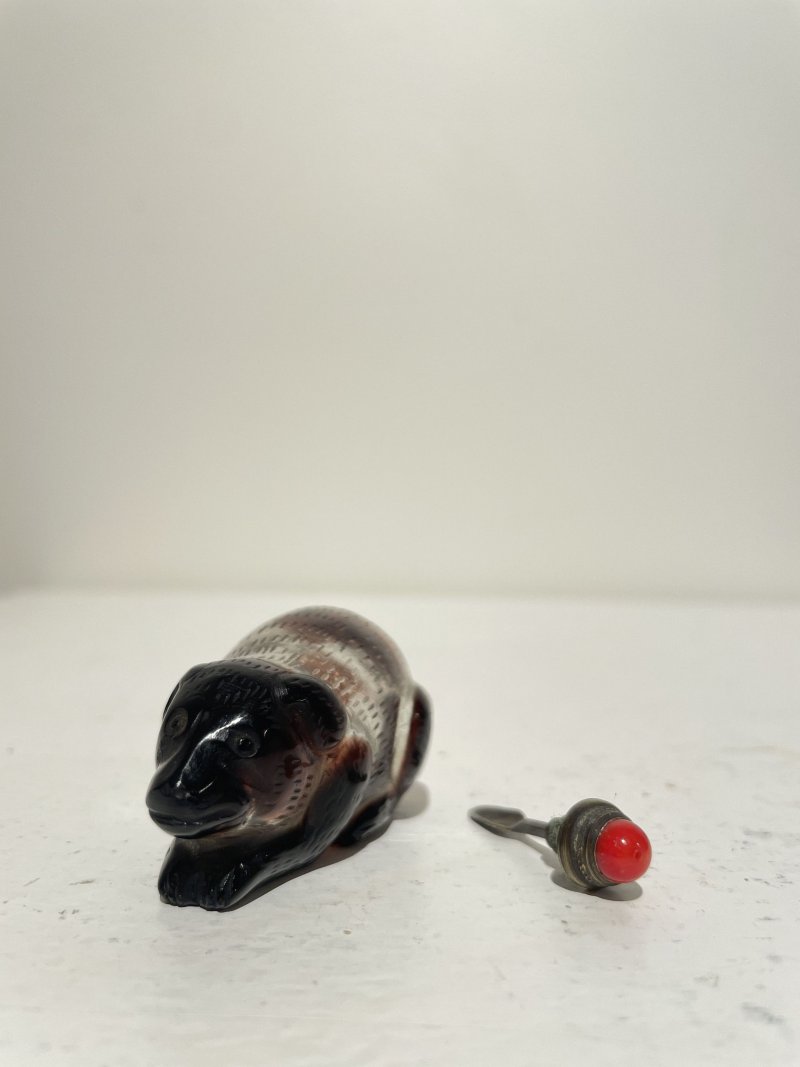 十九世紀 玻璃「猴」、「犬」、「羊」鼻煙壺三件 | THREE BI-COLOUR GLASS 'ZODIAC ANIMALS' SNUFF BOTTLES - 图39