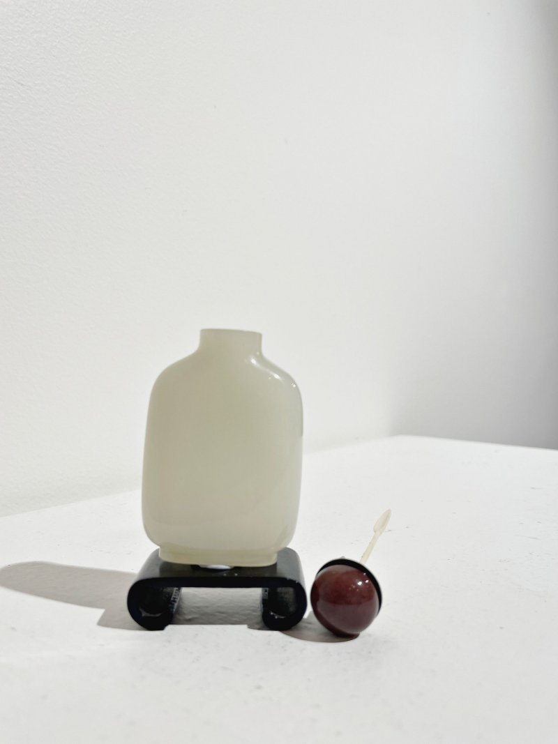 十八/十九世紀 白玉光素鼻煙壺 | A WHITE JADE SNUFF BOTTLE - 图6