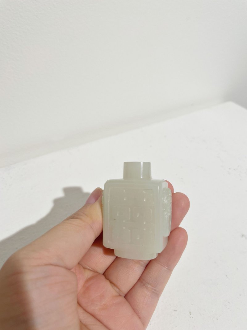 十八/十九世紀 白玉雙喜紋鼻煙壺、翡翠蓋 | A WHITE JADE 'DOUBLE HAPPINESS' SNUFF BOTTLE - 图10