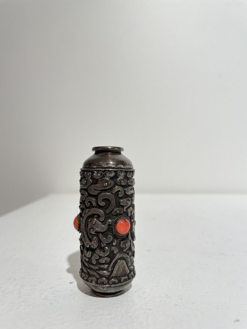 蒙古 十九世紀 銀胎嵌珊瑚綠松石鼻煙壺 | A SILVER SNUFF BOTTLE WITH CORAL AND TURQUOISE INLAYS - 图7