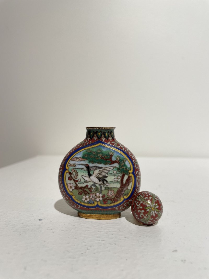 二十世紀 銅胎琺琅⌈松鶴延年⌋、⌈雙兔⌋鼻煙壺二件 | TWO CLOISONNÉ SNUFF BOTTLES - 图19