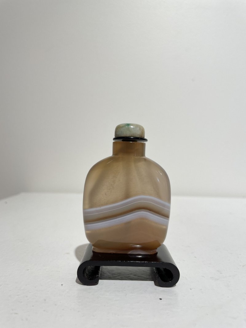 十九世紀 纏絲瑪瑙鼻煙壺、翡翠蓋 | A STRIATED AGATE SNUFF BOTTLE - 图18