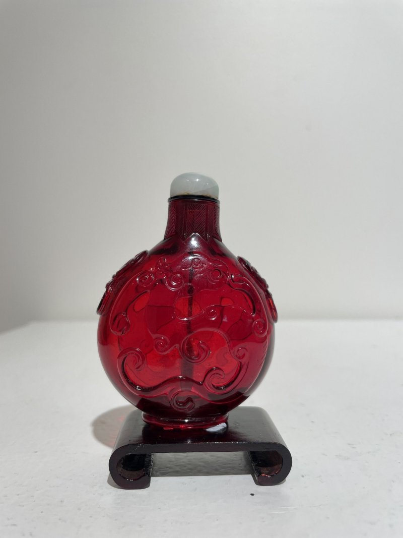 十九世紀 寶石紅玻璃龍鳳紋鼻煙壺 ⌈乾隆⌋刻款 | A RUBY-RED GLASS 'DRAGON AND PHOENIX' SNUFF BOTTLE - 图18