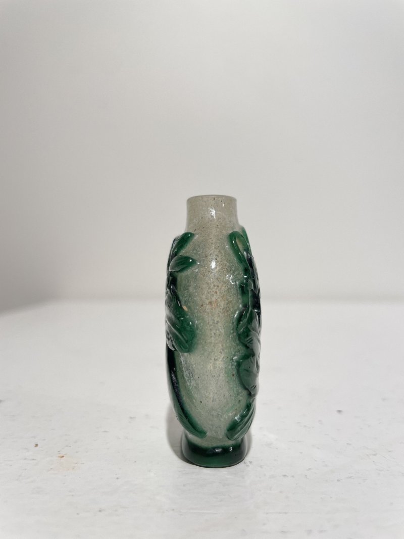 十九/二十世紀 琥珀地套琥珀色玻璃螭龍紋、霏雪地套綠玻璃蟈蟈白菜紋鼻煙壺二件 | AN AMBER GLASS 'CHI DRAGON', AND A GREEN OVERLAY GLASS 'GRASSHOPPER AND CABBAGE' SNUFF BOTTLE - 图29