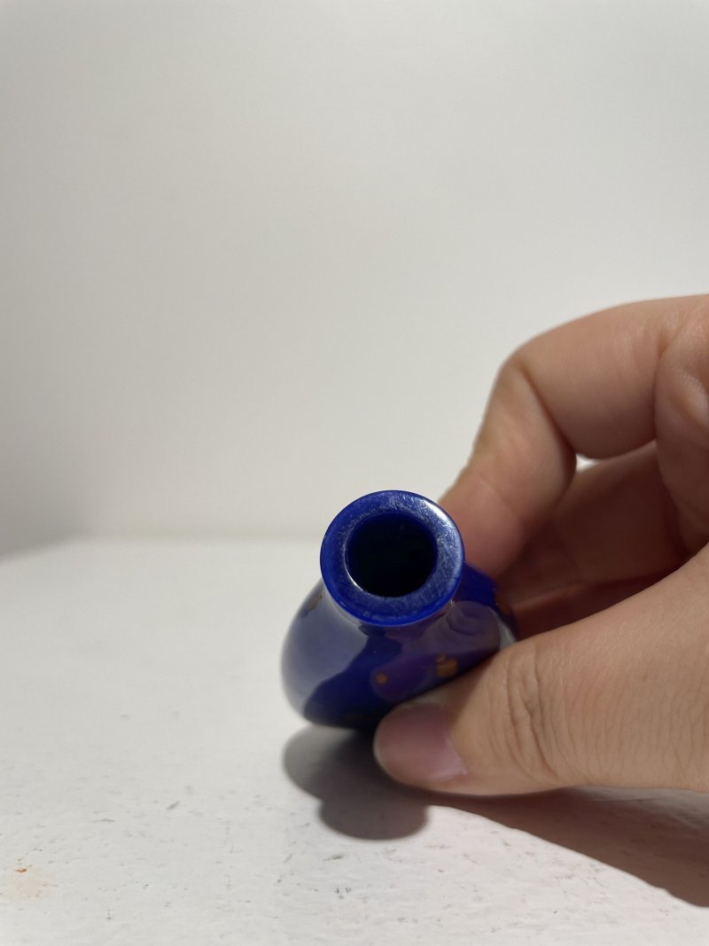 十九/二十世紀 仿雄黃玻璃蘭蝶紋、藍地灑金星玻璃鼻煙壺二件 | A GLASS SNUFF BOTTLE IMITATING REALGAR AND A SAPPHIRE-BLUE AVENTURINE-GLASS SNUFF BOTTLE - 图4