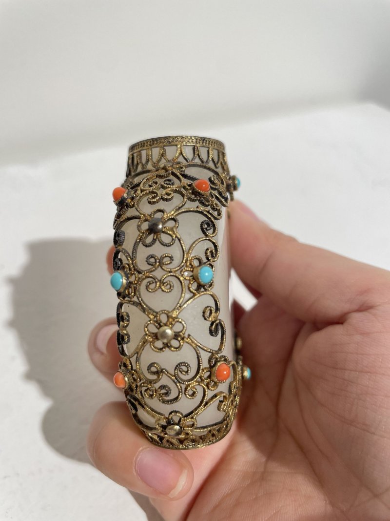 （玉）十八/十九世紀 白玉累絲鑲珊瑚綠松石珊瑚鼻煙壺 | AN INLAID FILIGREE-MOUNTED WHITE JADE SNUFF BOTTLE - 图3