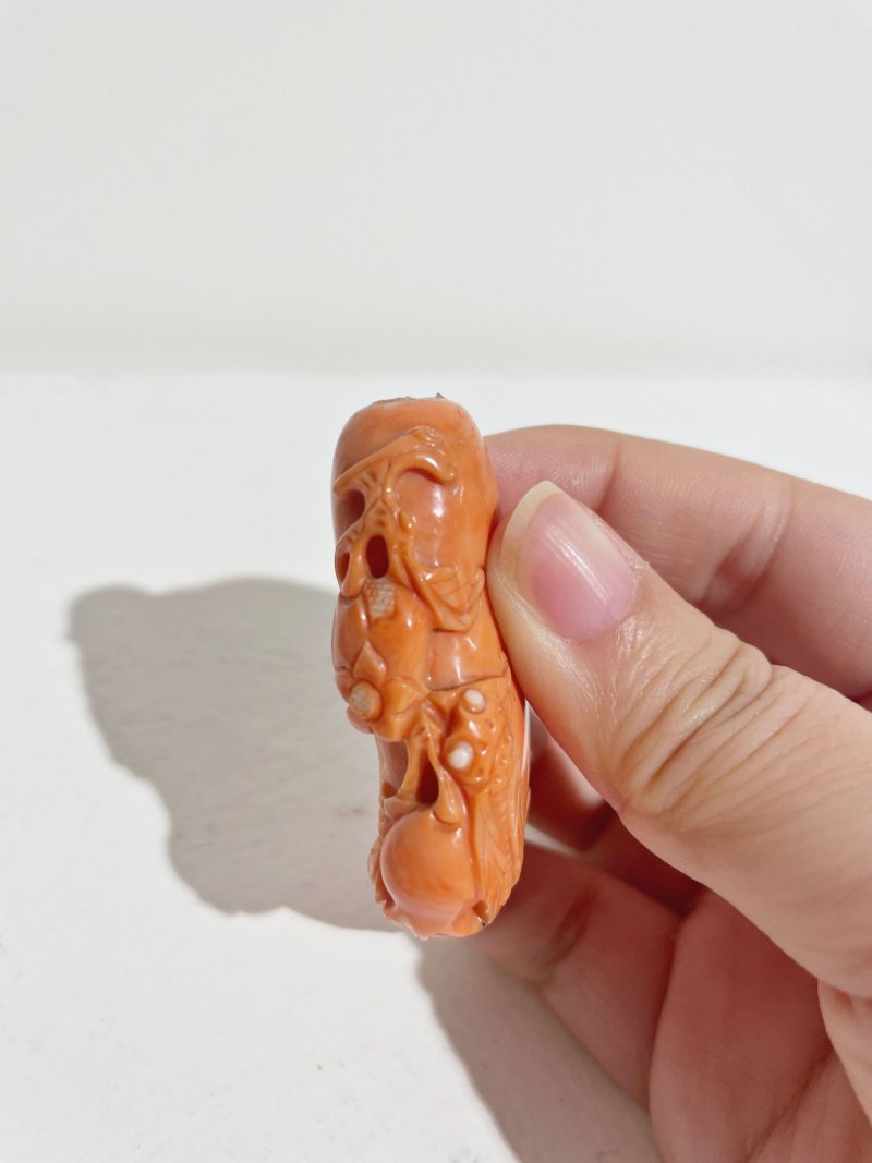 十九世紀 珊瑚鳴蟬瓜葉紋鼻煙壺 鳴蟬隨白芯點睛 | A CORAL 'CICADA AND MELON' SNUFF BOTTLE - 图6
