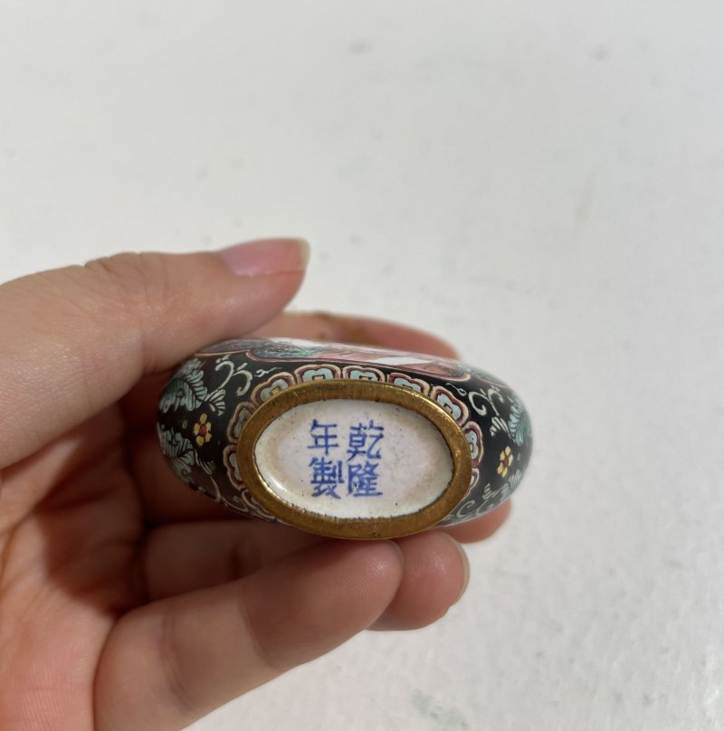 二十世紀 銅胎畫琺琅開光西洋人物紋鼻煙壺及煙碟 ⌈乾隆年製⌋藍彩楷書款 | A PAINTED ENAMEL 'EUROPEAN SUBJECT' SNUFF BOTTLE AND A SNUFF DISH - 图4