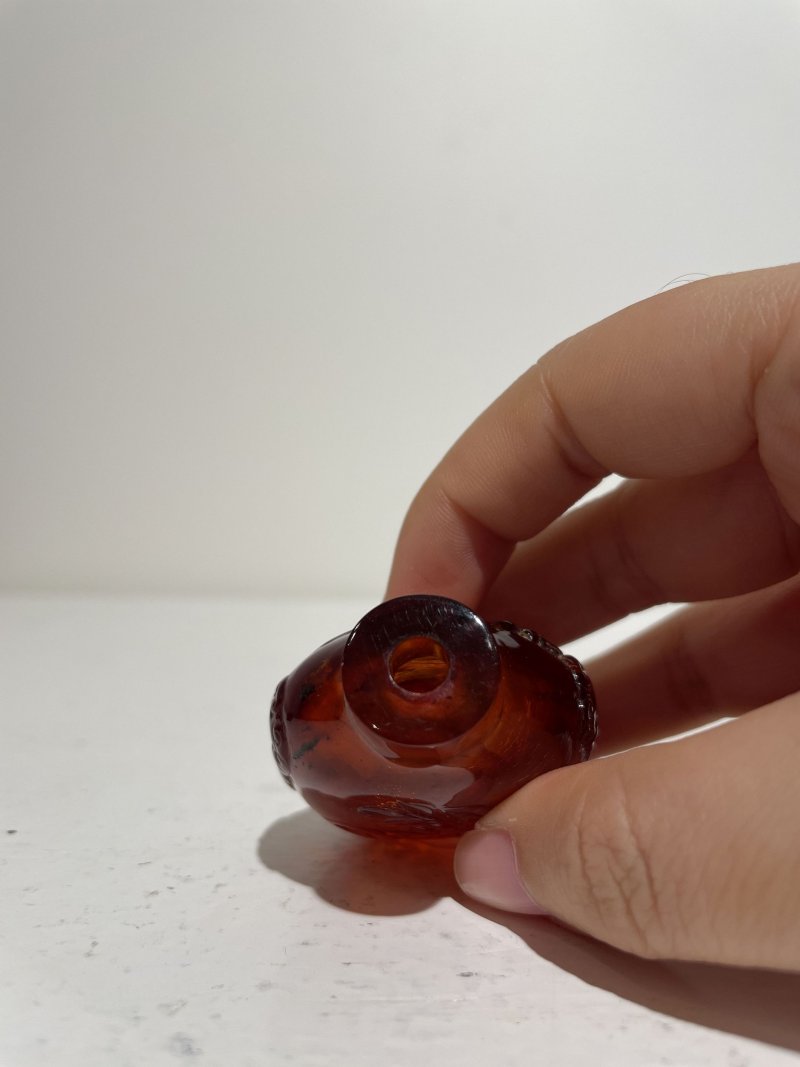 十九世紀 琥珀⌈耄耋富貴•空谷幽蘭⌋鼻煙壺 | AN AMBER 'CAT AND ORCHID' SNUFF BOTTLE - 图4