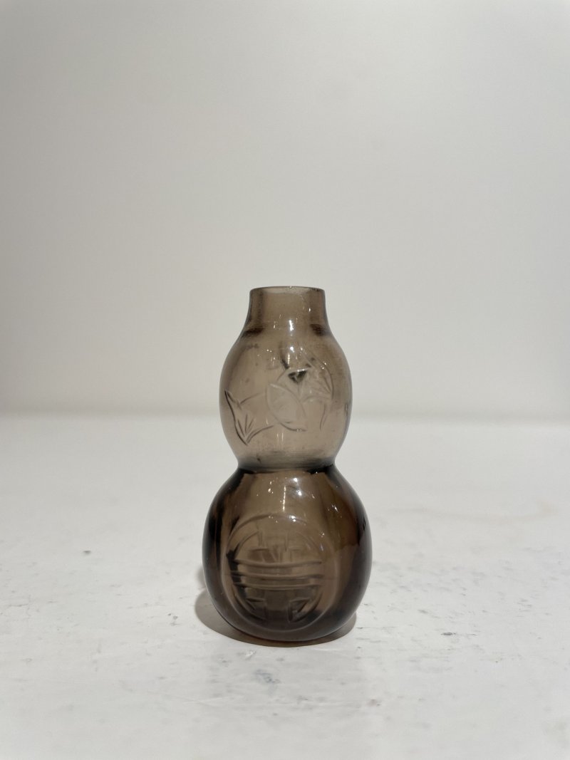 十九世紀 煙晶福壽葫蘆形鼻煙壺 | A SMOKEY CRYSTAL GOURD-SHAPED 'BAT AND SHOU CHARACTER' SNUFF BOTTLE - 图20