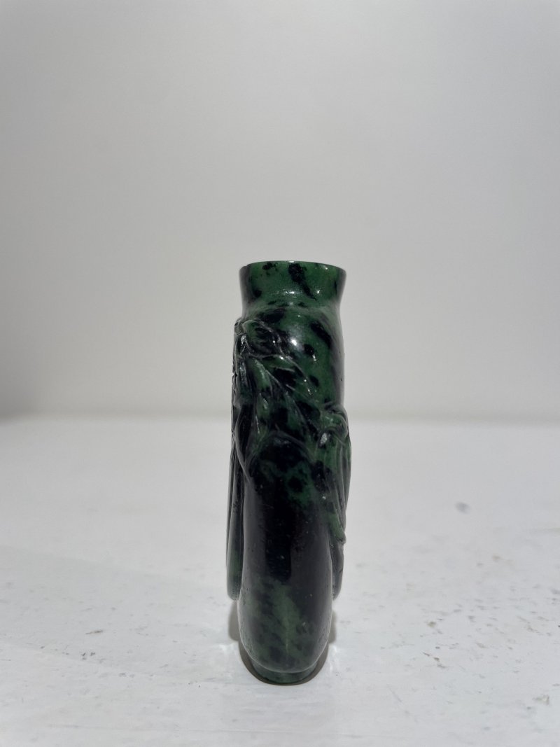 十九/二十世紀 碧玉⌈瓜瓞⌋、翡翠巧雕⌈連年有餘⌋、虎眼石⌈佛手⌋鼻煙壺三件 | A SPINACH JADE 'MELON', A JADEITE 'LOTUS' AND A TIGER'S EYE 'FINGER CITRON' SNUFF BOTTLES - 图42