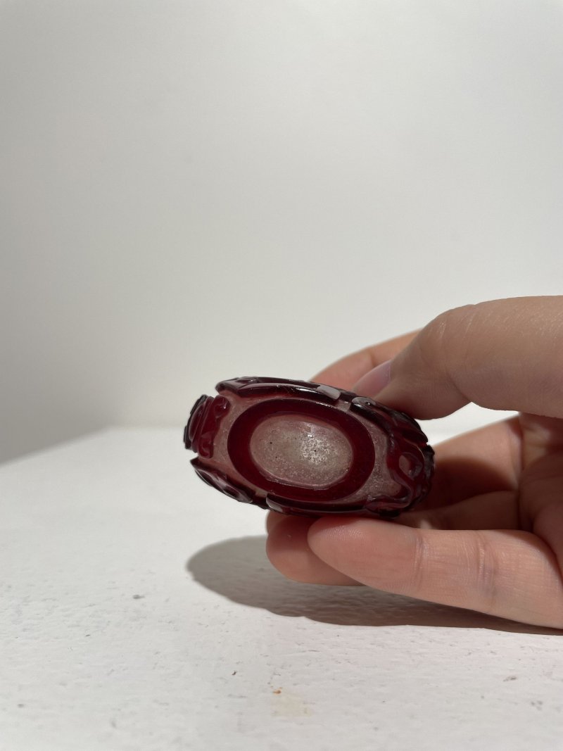 十九世紀 霏雪地套紅玻璃博古紋鼻煙壺 | A RED OVERLAY GLASS 'ANTIQUITY' SNUFF BOTTLE - 图3