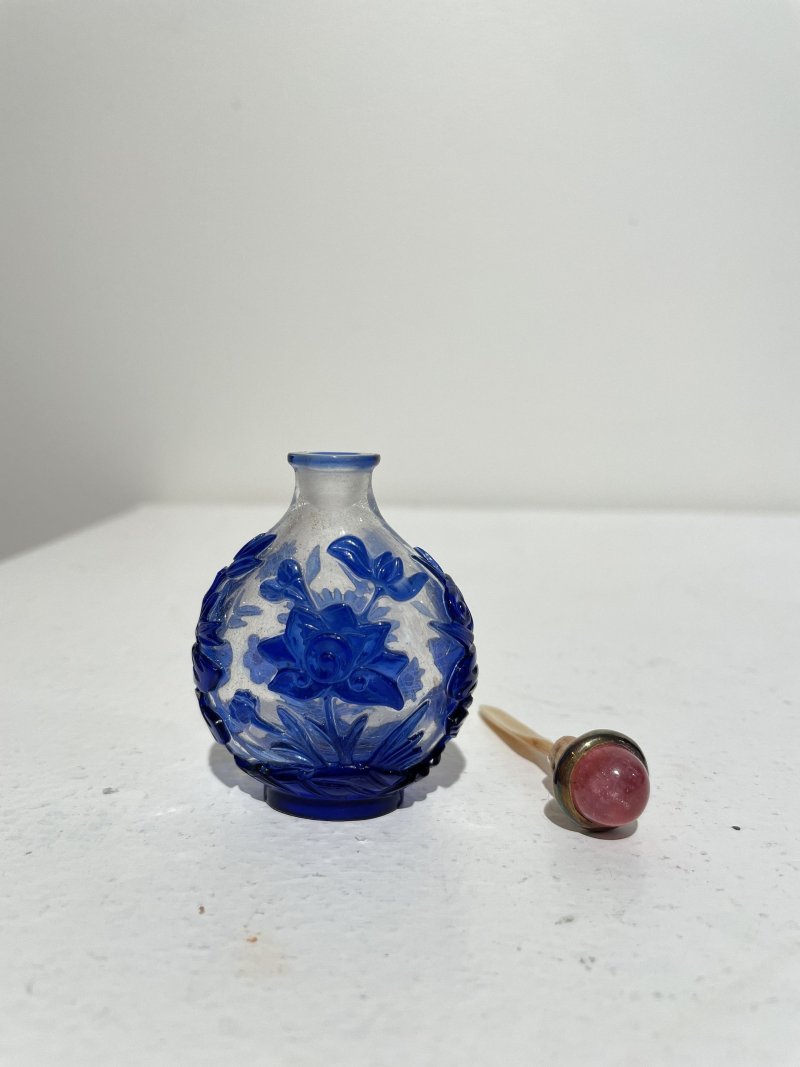 十九/二十世紀 透明地套藍玻璃蓮花紋、藍玻璃鼻煙壺二件及鼻煙碟一件 | TWO GLASS SNUFF BOTTLES AND A SNUFF DISH - 图15