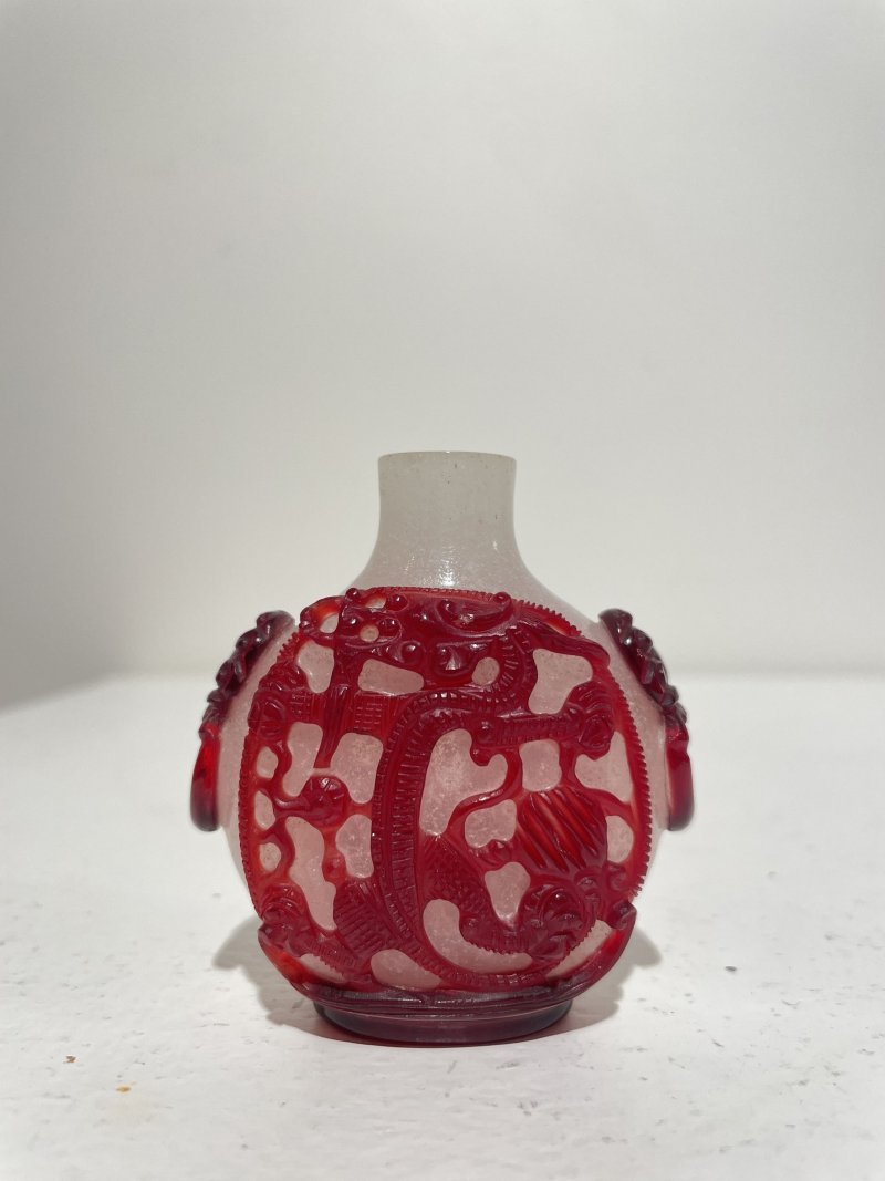 晚清 霏雪地套紅玻璃⌈龍•寅虎納福⌋、龍紋鼻煙壺二件 | TWO RED OVERLAY GLASS 'DRAGON' AND 'TIGER' SNUFF BOTTLES - 图12