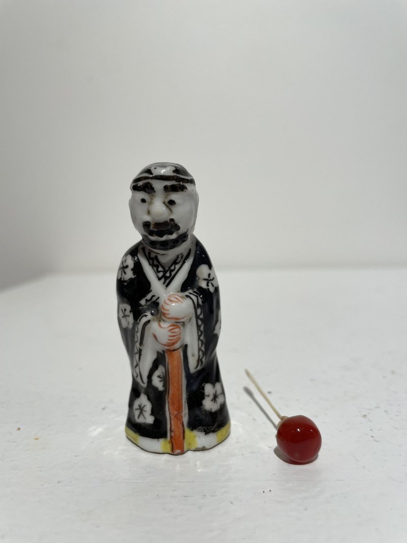 十九/二十世紀 青花庭院仕女紋、青花釉裏紅雙龍戲珠紋、瓷胎立姿童子、臥姿仕女、立姿老者鼻煙壺五件 其三⌈道光年製⌋、⌈乾隆年製⌋青花楷書款 | FIVE CERAMIC SNUFF BOTTLES - 图20