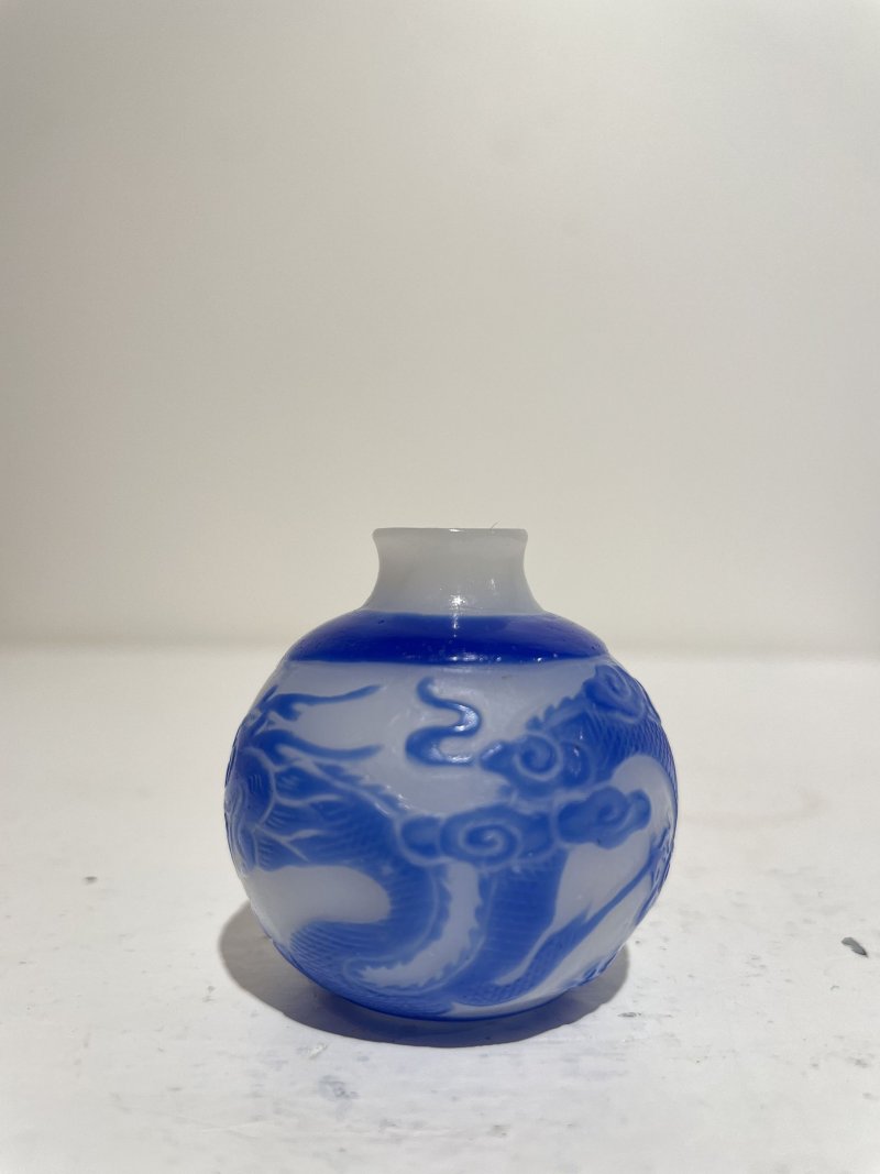 十九/二十世紀 白地套綠玻璃花鳥紋、淺綠地套三色玻璃蝶戀花紋、白地套藍玻璃行龍紋、玻璃胎畫琺琅花卉紋、多色玻璃葫蘆式、白地套墨黑玻璃印章紋鼻煙壺七件 其二⌈古月軒⌋藍料楷書款、⌈乾隆年製⌋青花楷書款 | SEVEN GLASS SNUFF BOTTLES - 图30