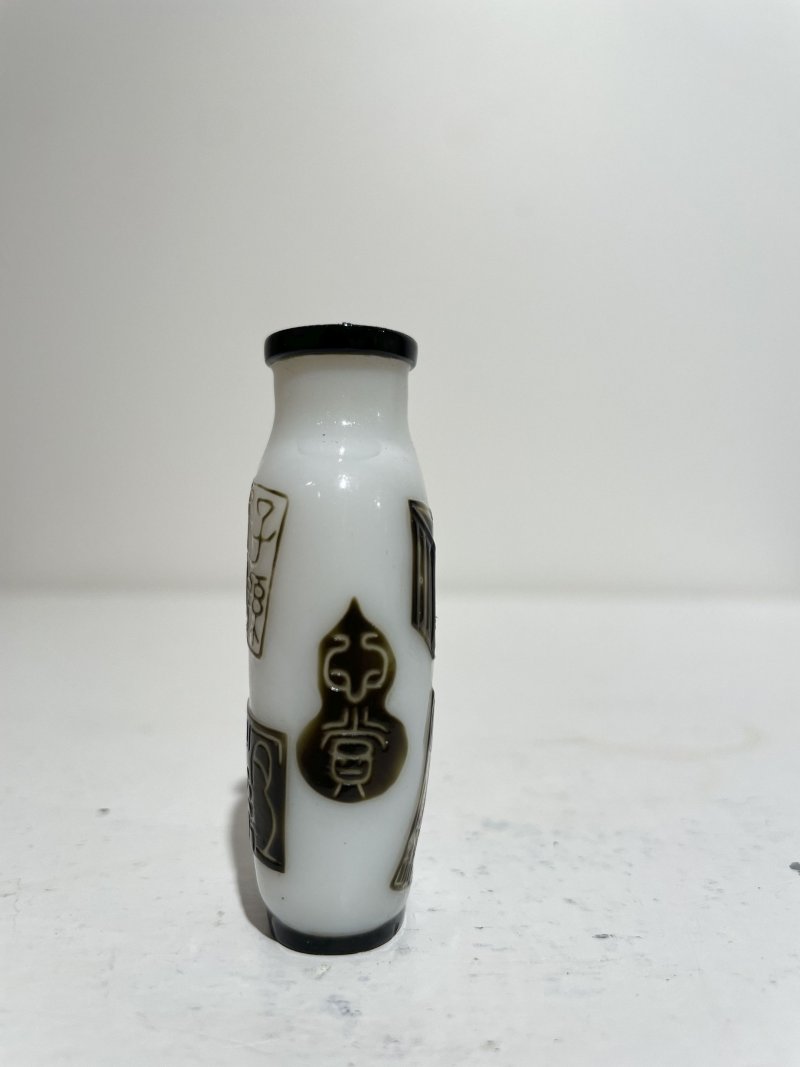 十九/二十世紀 白地套綠玻璃花鳥紋、淺綠地套三色玻璃蝶戀花紋、白地套藍玻璃行龍紋、玻璃胎畫琺琅花卉紋、多色玻璃葫蘆式、白地套墨黑玻璃印章紋鼻煙壺七件 其二⌈古月軒⌋藍料楷書款、⌈乾隆年製⌋青花楷書款 | SEVEN GLASS SNUFF BOTTLES - 图103
