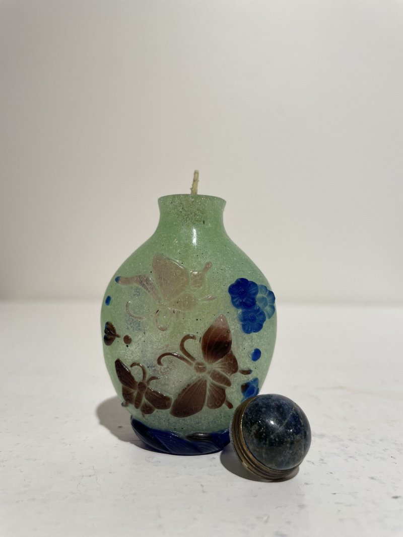 十九/二十世紀 白地套綠玻璃花鳥紋、淺綠地套三色玻璃蝶戀花紋、白地套藍玻璃行龍紋、玻璃胎畫琺琅花卉紋、多色玻璃葫蘆式、白地套墨黑玻璃印章紋鼻煙壺七件 其二⌈古月軒⌋藍料楷書款、⌈乾隆年製⌋青花楷書款 | SEVEN GLASS SNUFF BOTTLES - 图76