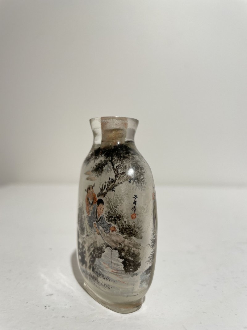 一九八三年 玻璃内畫⌈嬰戯琢釘•稚子垂釣⌋鼻煙壺 | AN INSIDE PAINTED GLASS 'CHILDREN' SNUFF BOTTLE - 图7