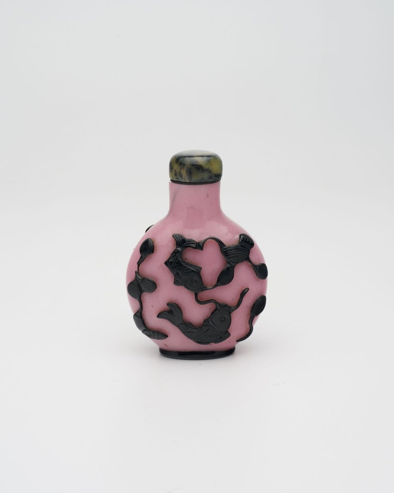 晚清至民國 粉地套黑玻璃⌈金玉滿堂⌋鼻煙壺 | A BLACK OVERLAY PINK GLASS 'GOLDFISH' SNUFF BOTTLE - 图15