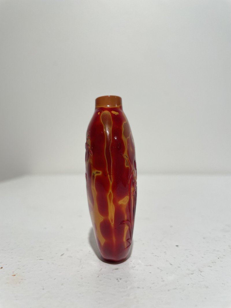 十九/二十世紀 仿雄黃玻璃蘭蝶紋、藍地灑金星玻璃鼻煙壺二件 | A GLASS SNUFF BOTTLE IMITATING REALGAR AND A SAPPHIRE-BLUE AVENTURINE-GLASS SNUFF BOTTLE - 图31